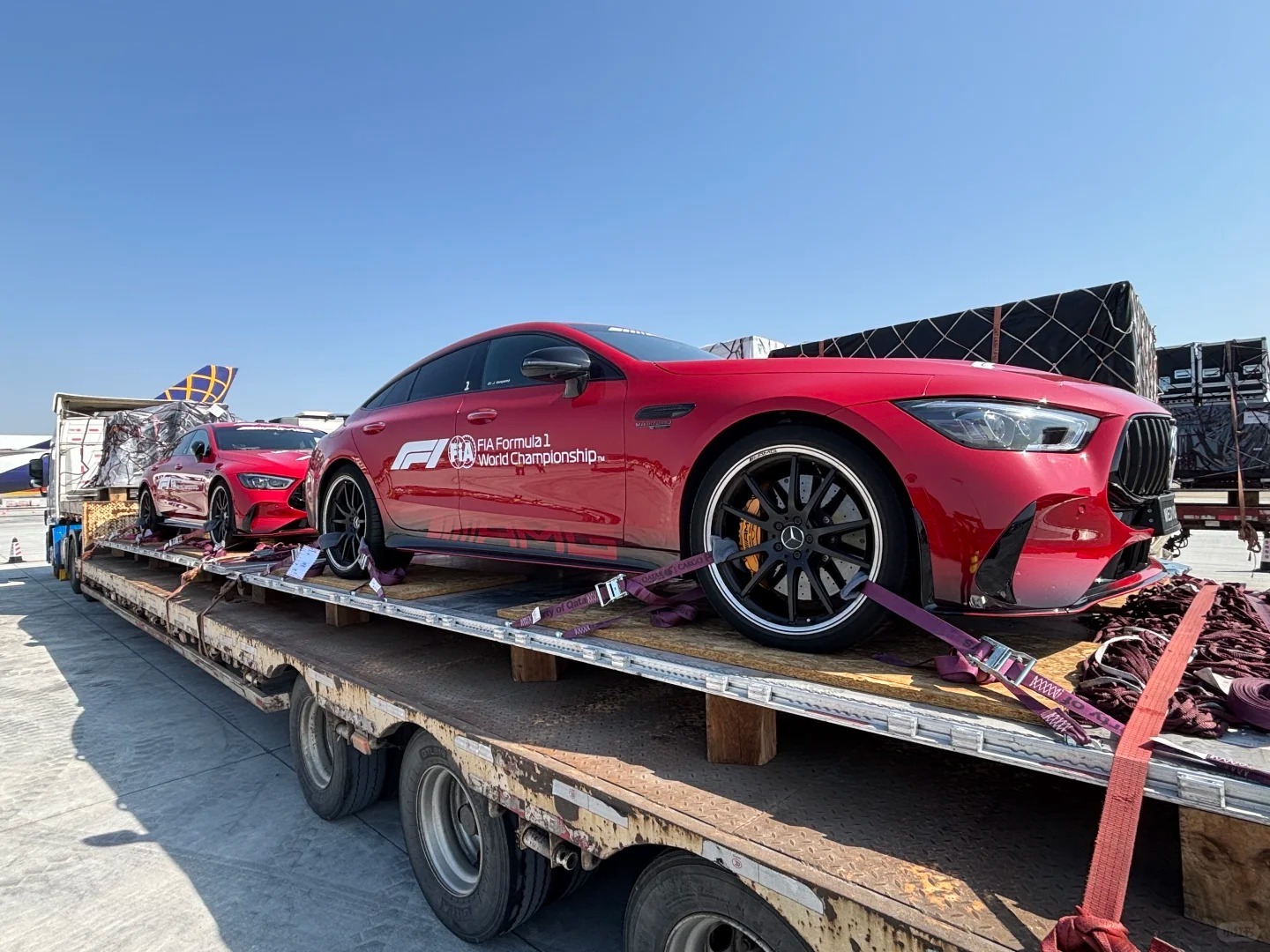 一年一度的F1上海站又要来了，安全车和医疗车运过来了，今年全都是AMG了，马丁退