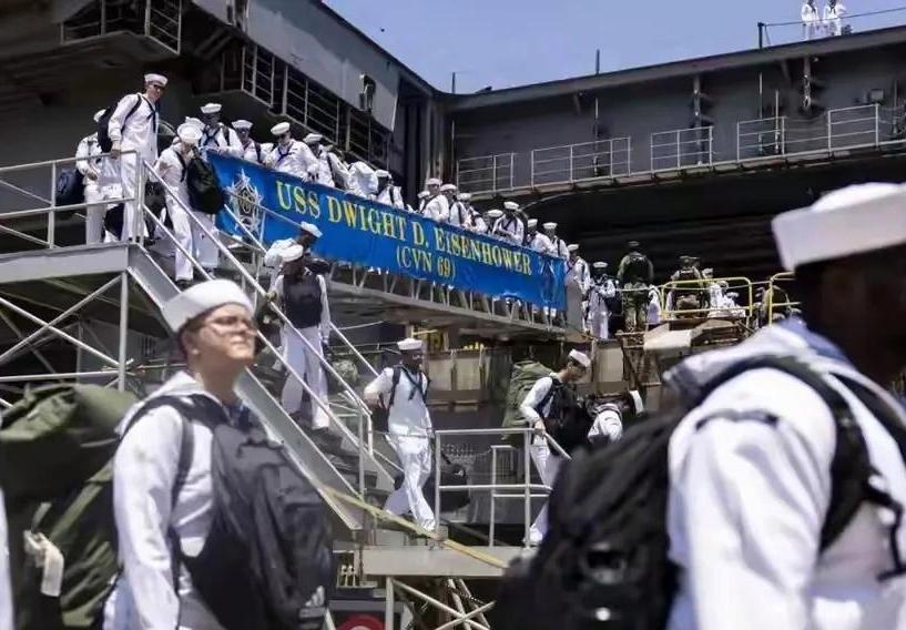憋坏了，在海上飘了272天的“林肯”号停靠泰国林查班港，约5000名水兵开始上岸