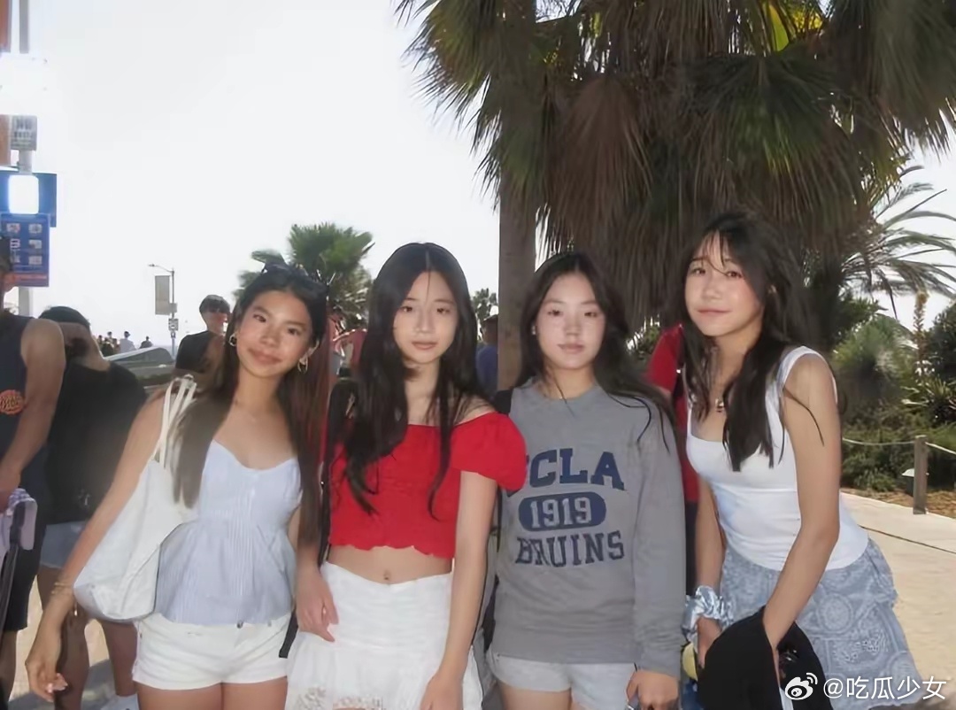 小S小女儿晒与闺蜜度假照小S三女儿和同学出国度假，13岁打扮很成熟，比小时候漂亮