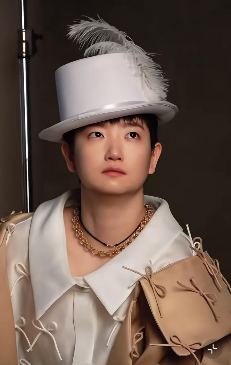 莎拍杂志的时候
工作人员好会拉满情绪价值
一直在说：哇，这眼神太好了
好棒，好漂
