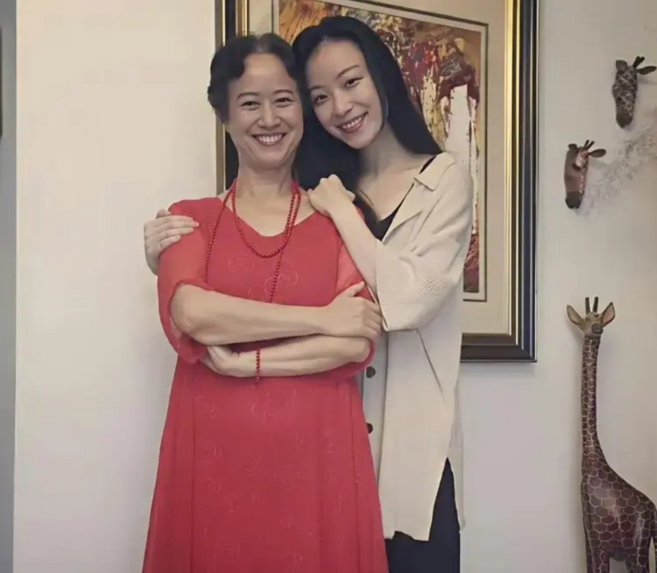 倪妮跟家人长的好像啊，很高级 