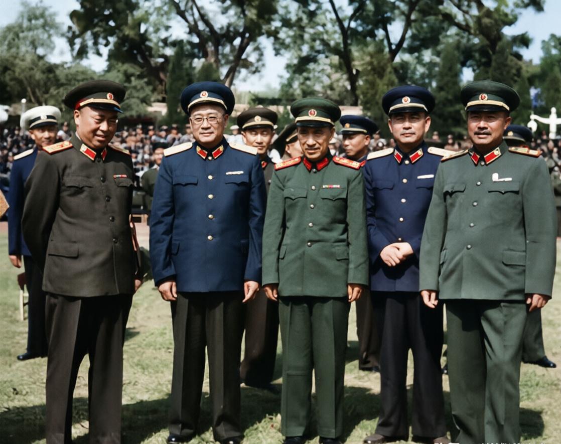 五位元帅的合影，右边是贺老总，左边是罗帅，站在C位的是谁？