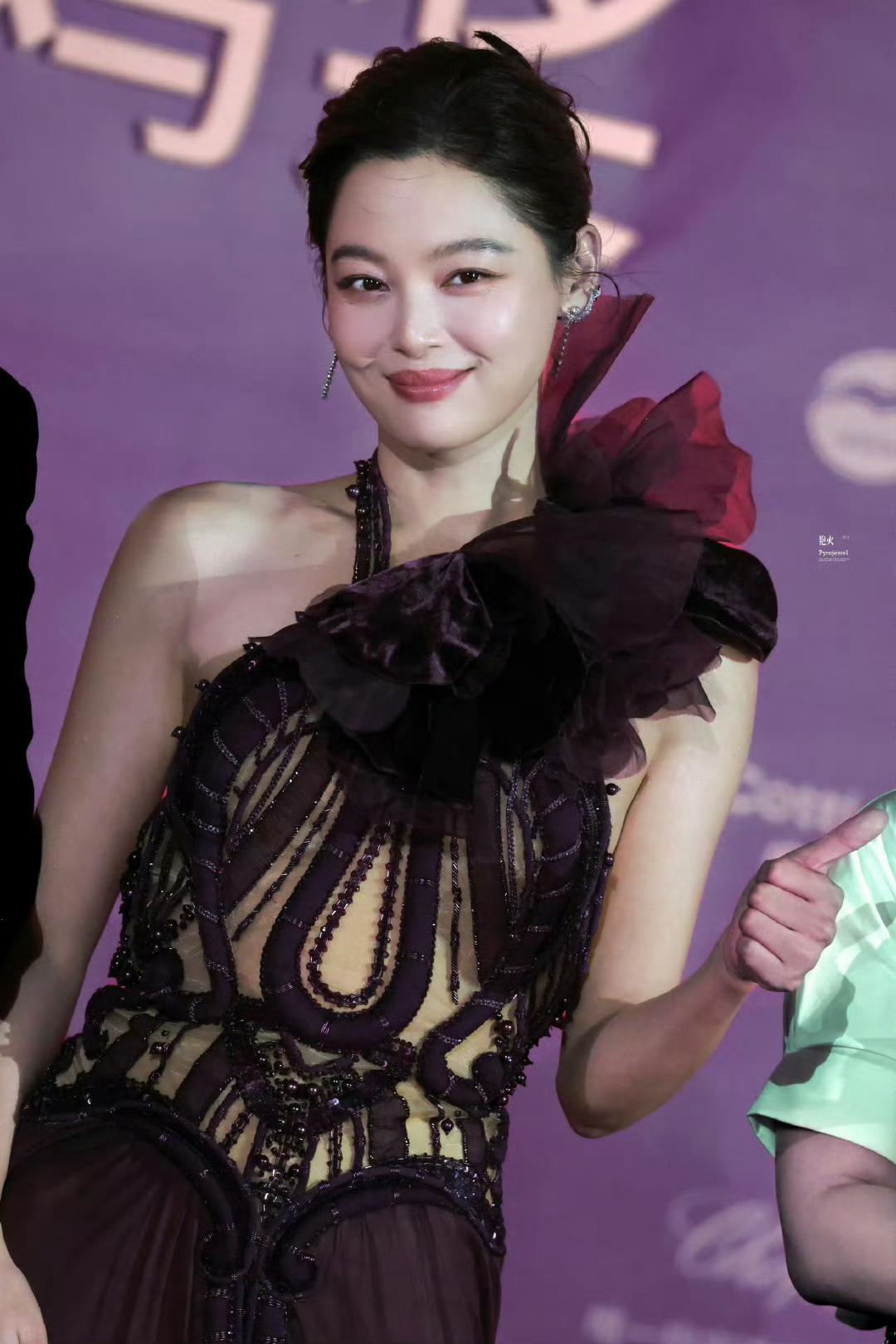 辛芷蕾身着ELIE SAAB 2024秋冬高定亮相金鸡颁奖礼 