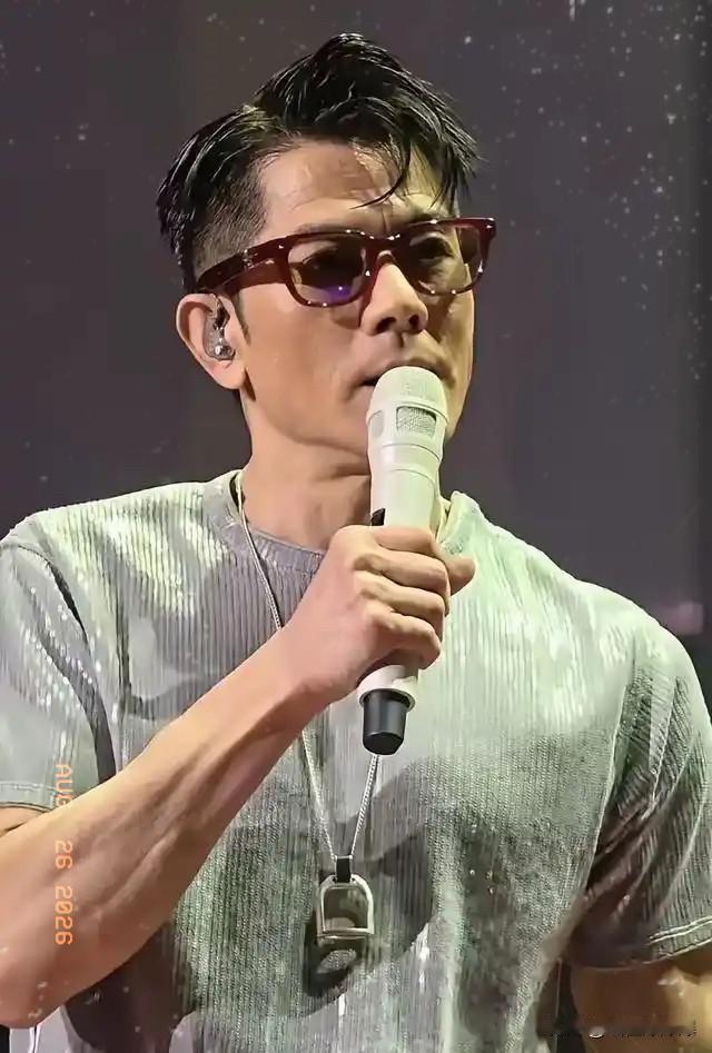 年过花甲的郭富城，
给所有男人敲响了警钟，
有钱一定要花在刀刃上，即便身边有再多