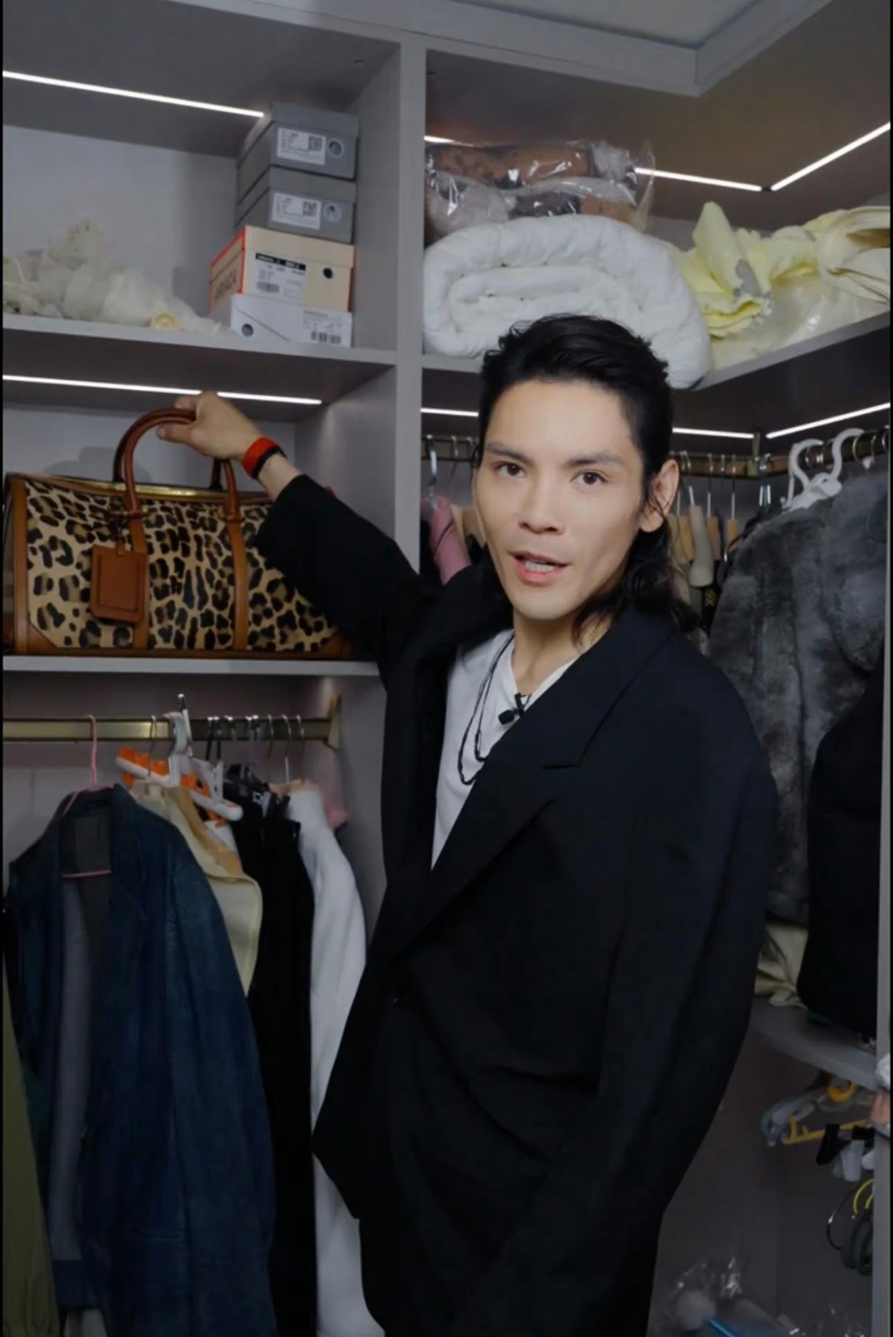 #向佐把向太送的包卖了#  又癫了哈哈哈哈哈，将向太送给他的包包10块钱卖了，夺