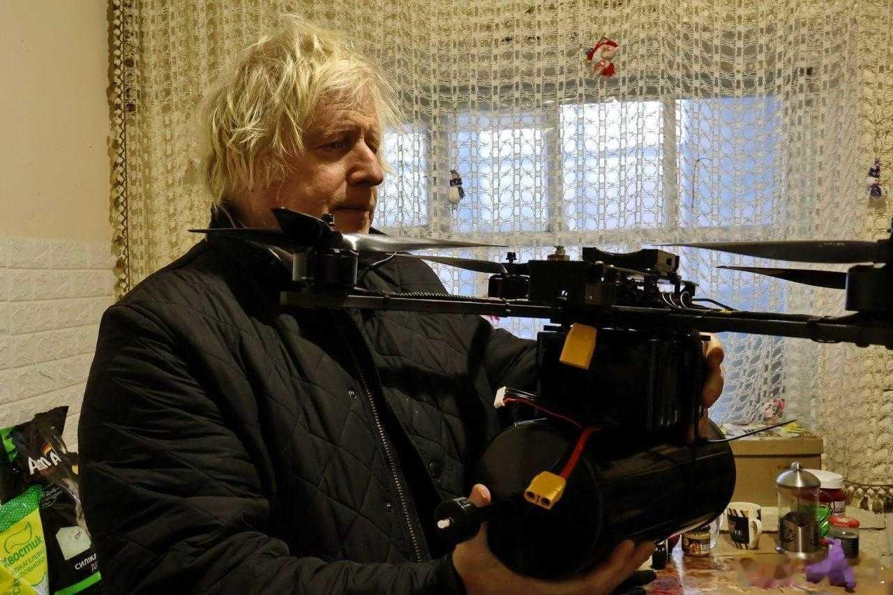 俄乌战争 英国前首相约翰逊访问扎波罗热前线，慰问乌军将士 