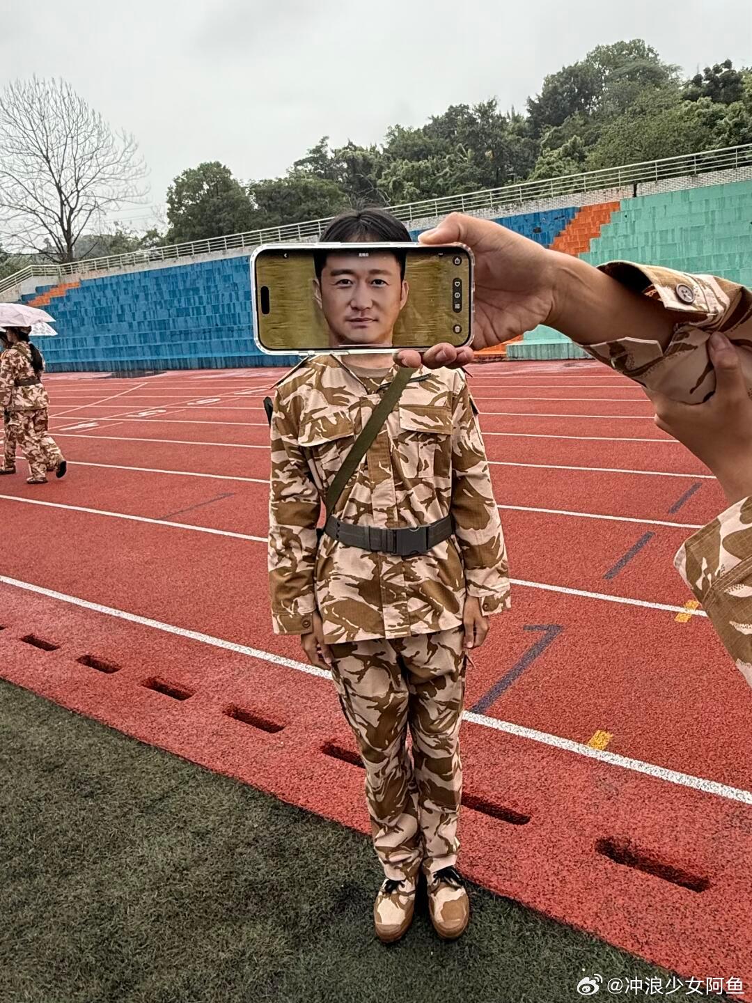 是吴京 是张元英！get军训新玩法 ​​​