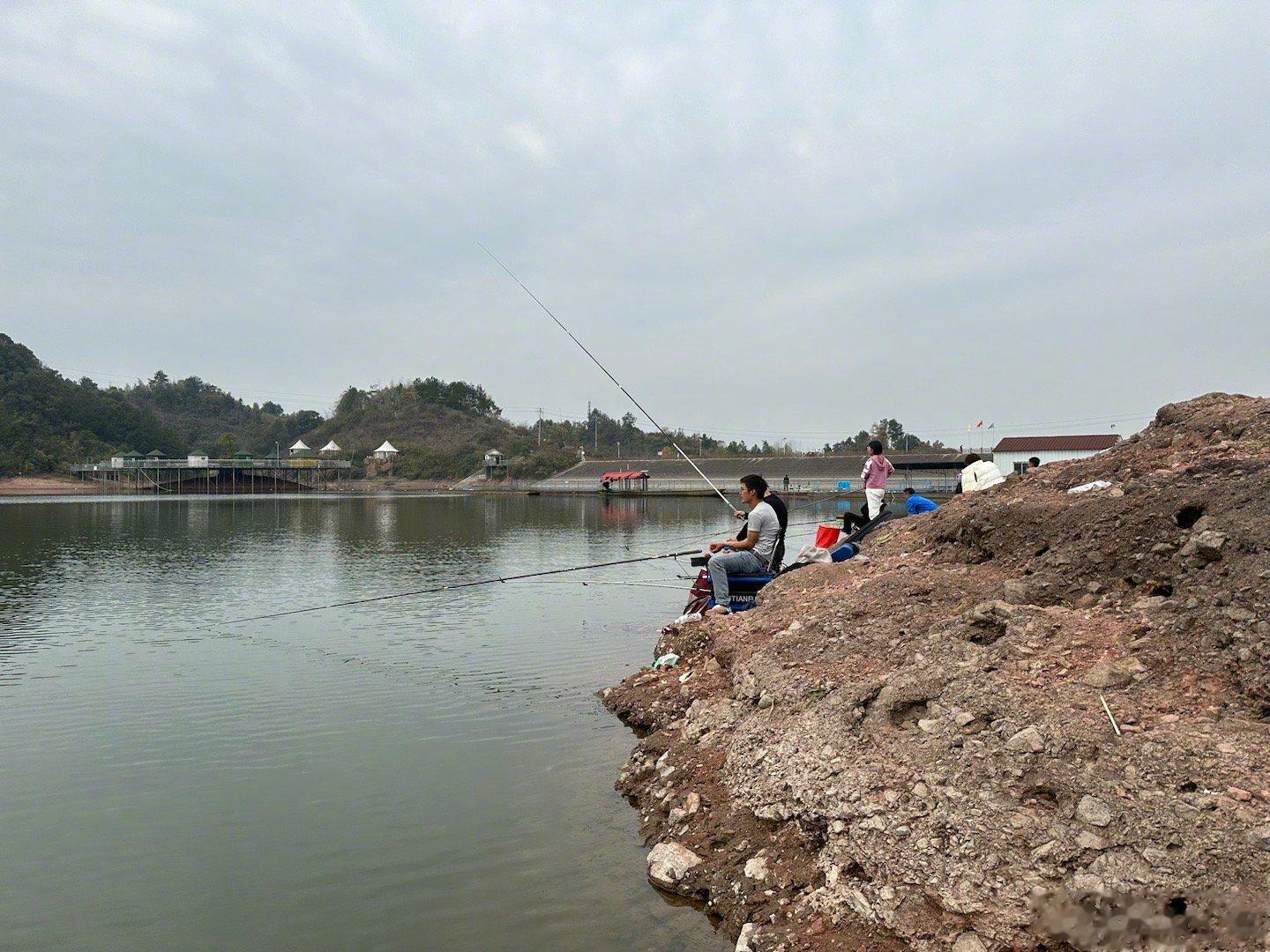 今天在水库钓鱼，有十多位钓鱼在我附近，看我连杆上鱼。端的是锦衣不夜行，连杆有人看