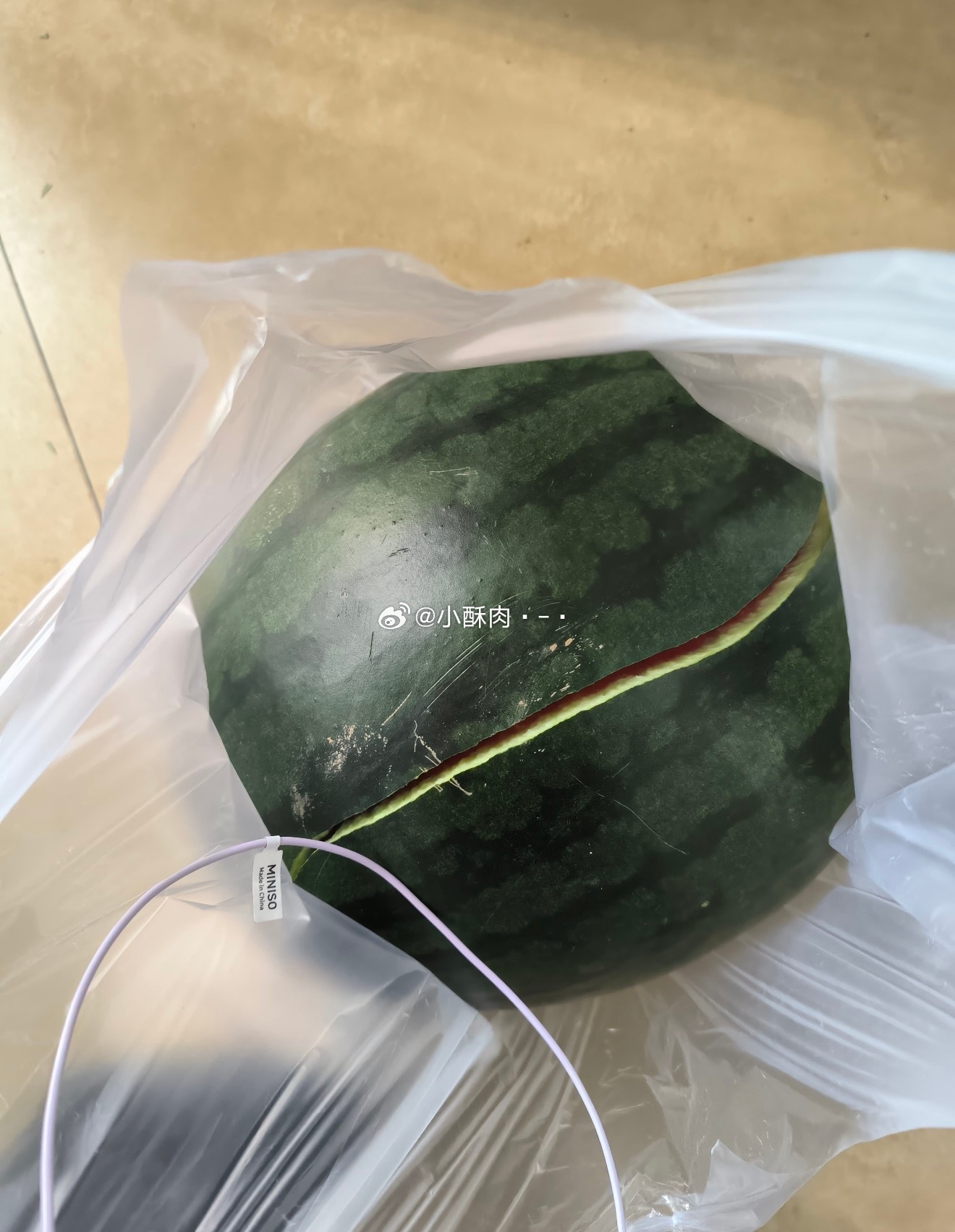 骑车千万不要买西瓜刚买好的瓜磕成两半了 或许应该买俩个保持平衡