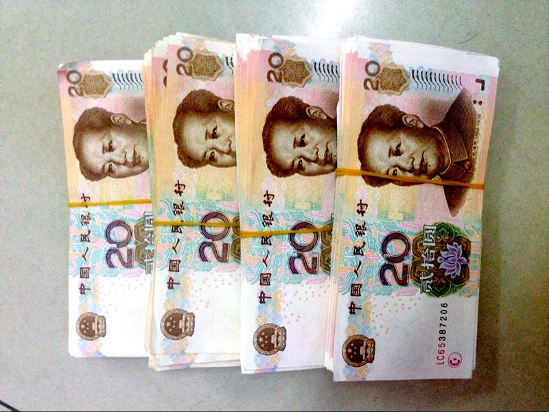 近日，贵州黔西南，一男子在初中门口卖面包时收到假币：一张用A4纸打印、剪得参差不