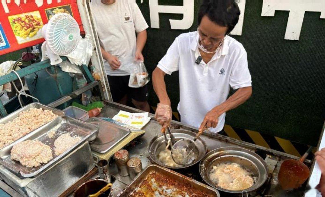 鸡排哥成立工作室2025年10月7日，江西景德镇网红“鸡排哥”李俊永的摊位正式安