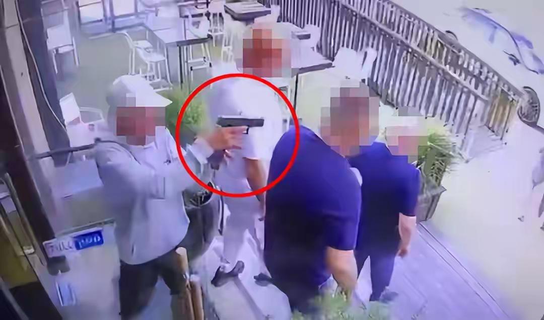 以色列一名高加索黑帮头目尤沙耶夫，在白天的街头遭遇背后近距离枪杀，行凶杀手疑似佩