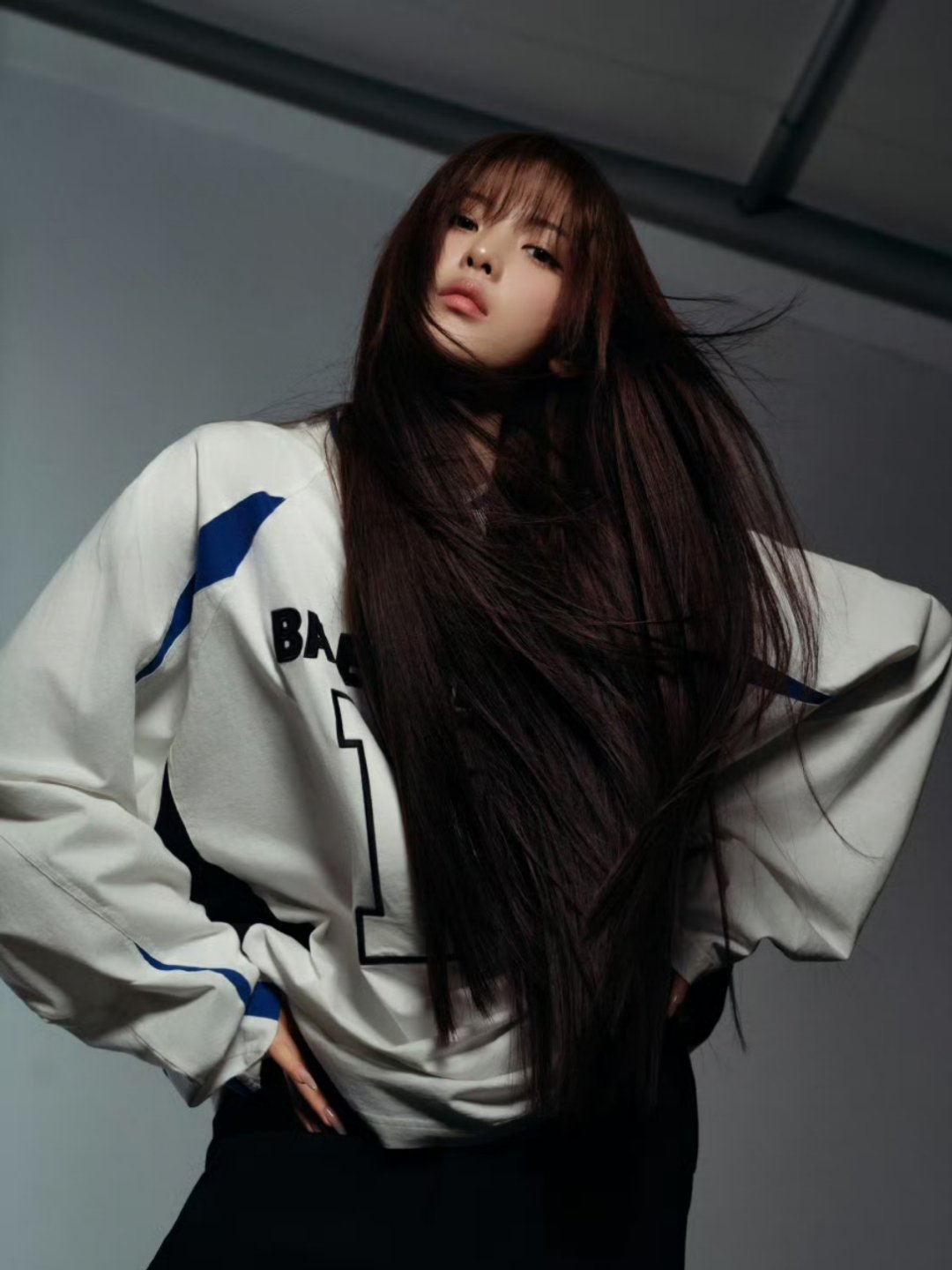 杨超越凌晨出发巴黎前自拍 “火箭少女”三巨头之一的地球村花杨超越以全新发色与运动