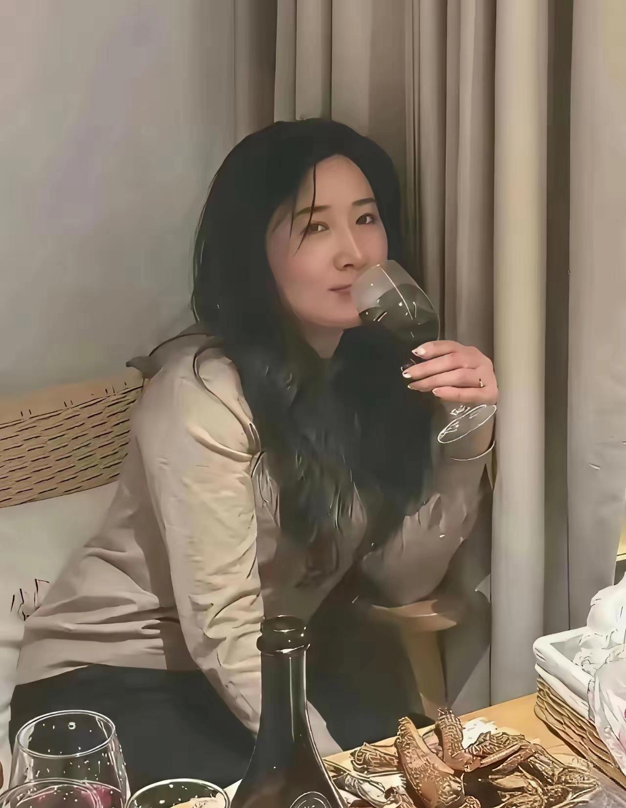 有的人喝了酒，眼里全是浪漫和温柔；有的人喝了酒，满眼都是心酸和泪水。
一半清醒一
