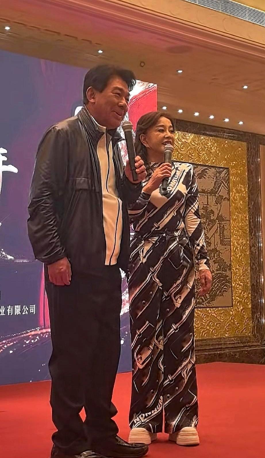 75岁刘晓庆素颜照刷屏，满脸皱纹却获赞无数。
网友镜头下，她苹果肌下垂，鱼尾纹清