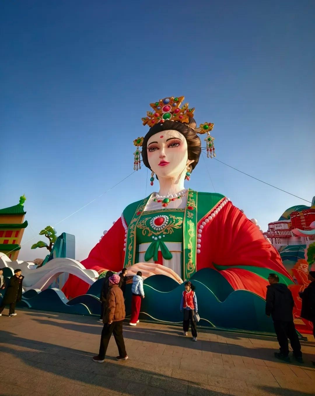 为啥都有这种花灯，看上去有点奇怪，不怎么舒服，没有美感，是我审美问题吗？
猜猜这