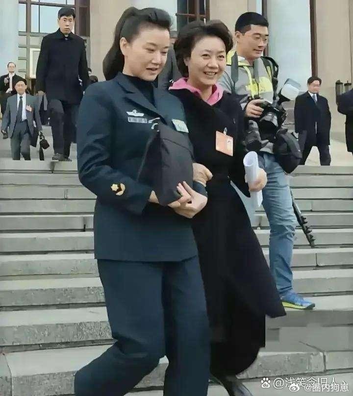 宋祖英身边这位女士好有气质！两人有说有笑，画面好和谐，她是谁呢！ ​​​