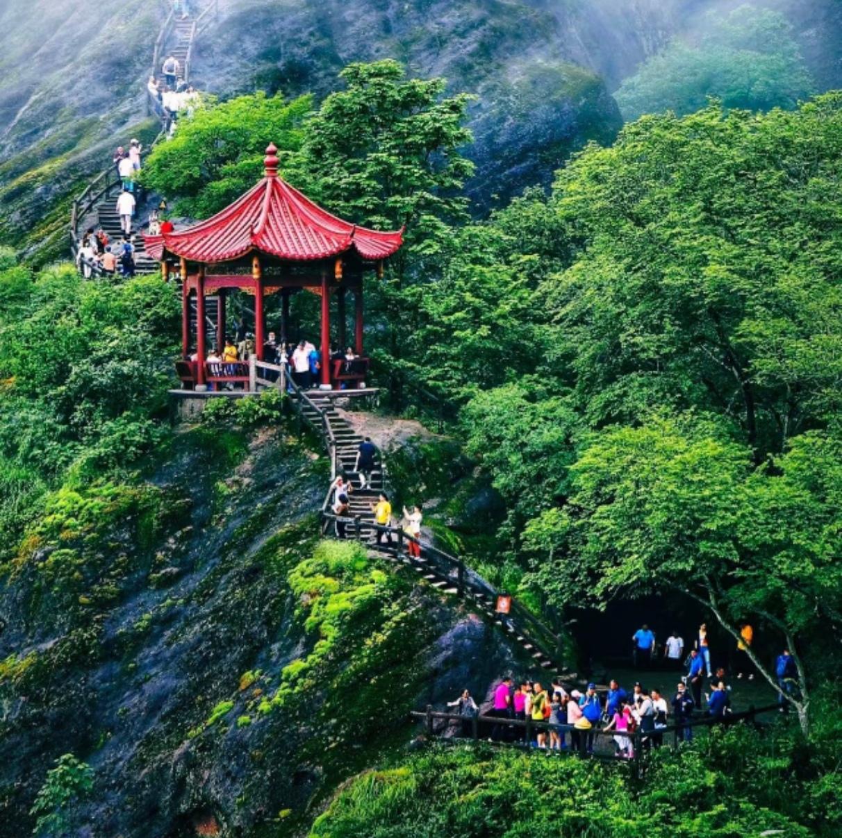 武夷独胜在于山水相融的灵秀气韵，是世间难得的丹霞秘境。
整片山峦皆覆赤红色岩崖，