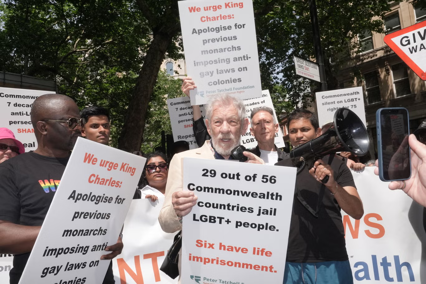 万磁王游行示威撑LGBTQ+伊恩·麦克莱恩（Ian McKellen）在伦敦发起