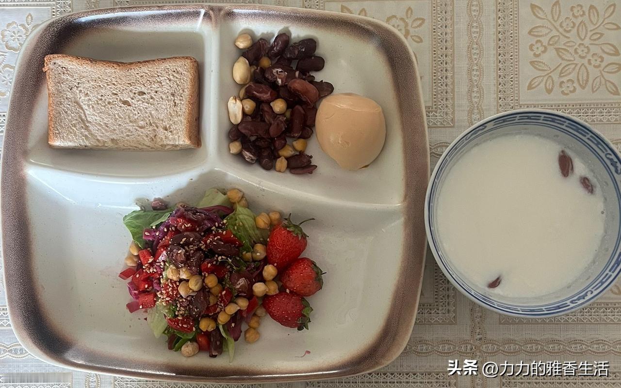 减脂控糖早餐：

图片来源营养师的今日早餐，是按211饮食法的量来搭配。

我自