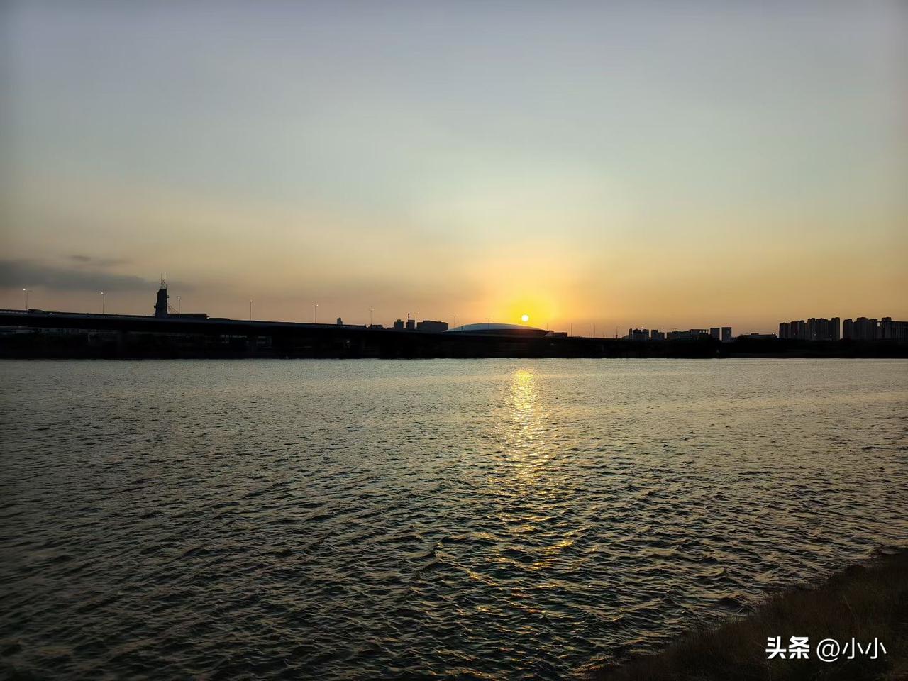 亏本、负债这四个字，压得人喘不过气。

天天睁眼就是钱，闭眼还是债，心里全是慌。