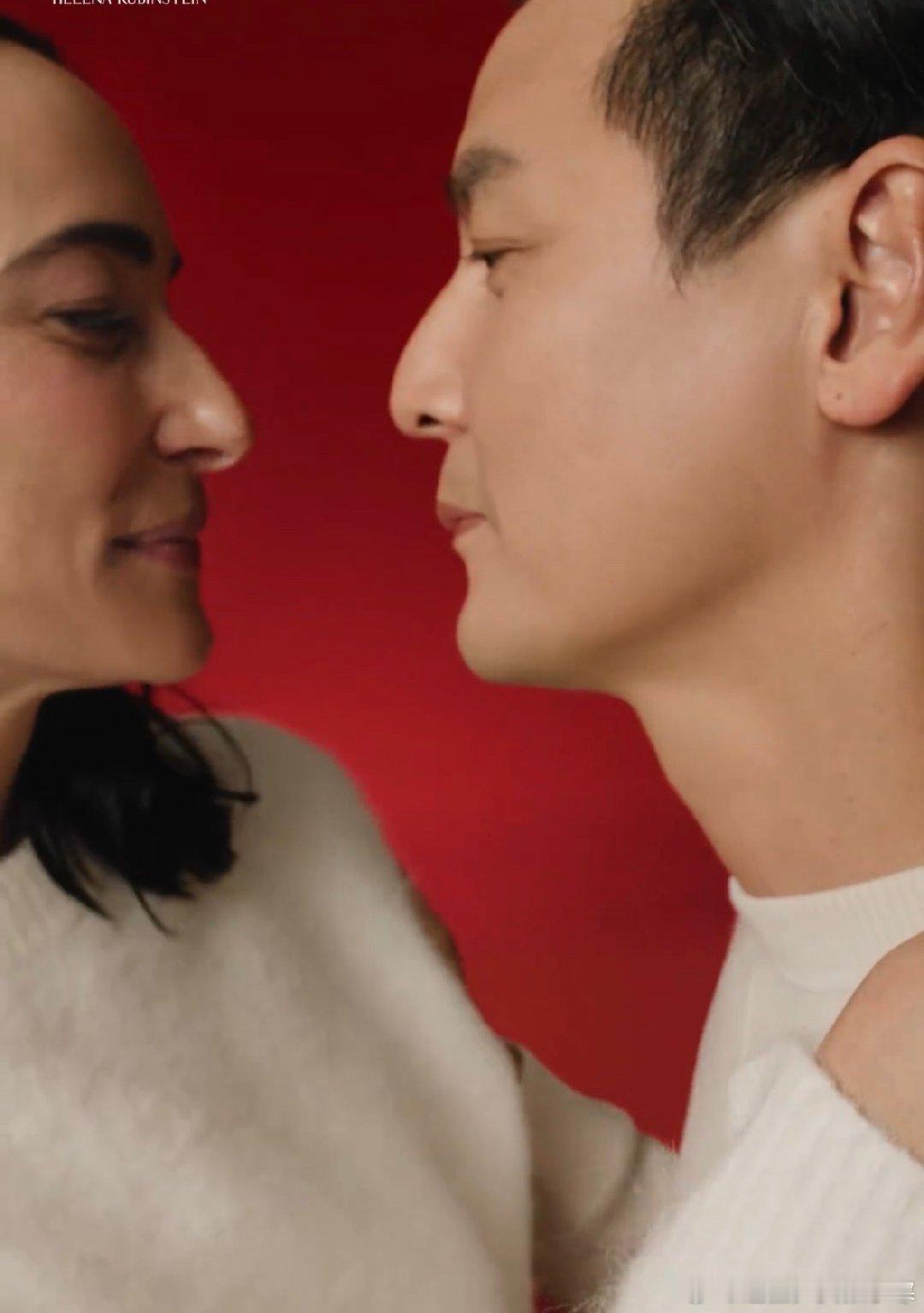 吴彦祖和老婆同框吴彦祖和妻子同框 吴彦祖和老婆同框，Lisa的手搭在他肩膀上，画