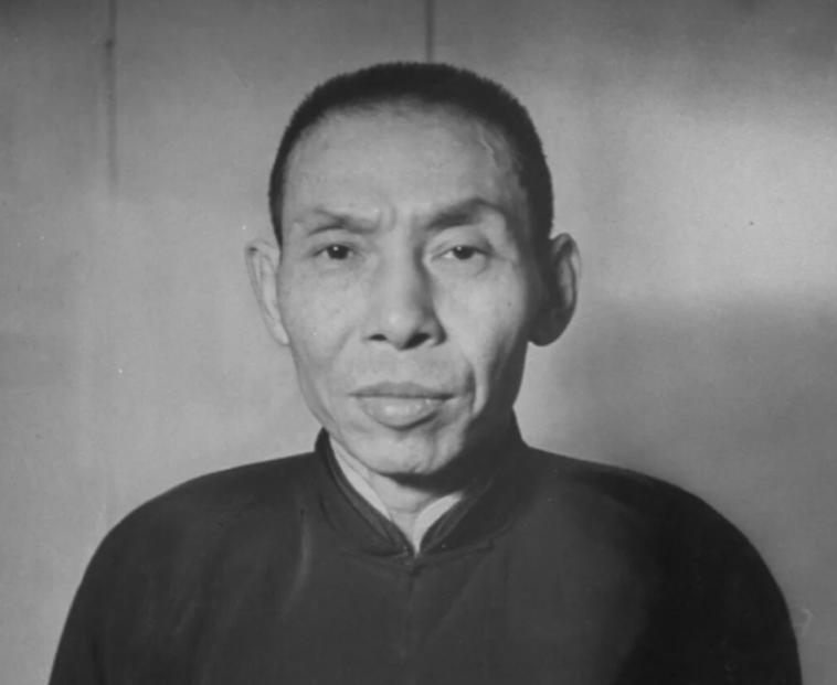 1939年，杜月笙在香港吃饭，3个地痞流氓挑衅闹事，被保镖打跑，保镖捡起掉在地上