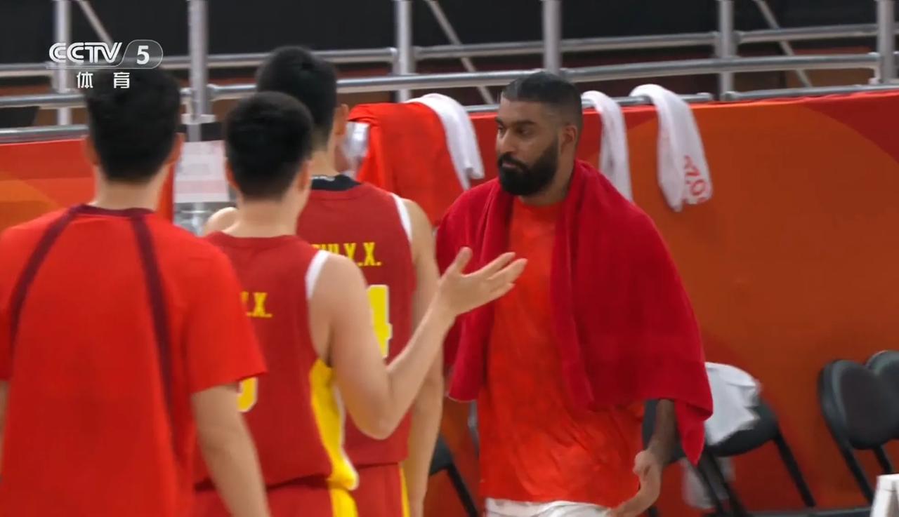中国男篮105-59大胜巴林！比赛一结束，巴林男篮主力贾卡尔·桑普森就走向中国男
