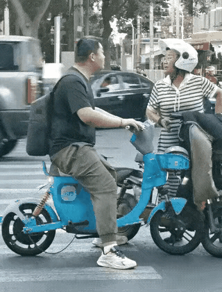 这社会女孩子应温柔点。
就是得理也得饶人。
这次你碰到脾气好的男人了。
未来，如