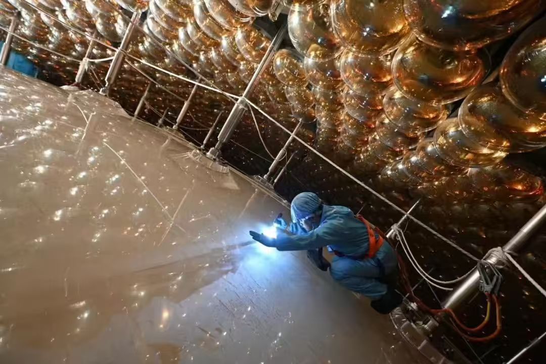 【我国江门中微子实验正式运行】2025年8月26日，江门中微子实验（JUNO）成