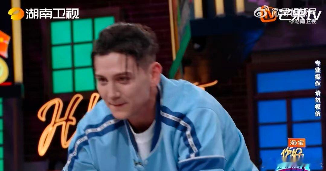 艾热一下就把话筒拿下来了你好星期六 杨迪抢话筒拼尽全力干扰，张颜齐补刀毫不留情，