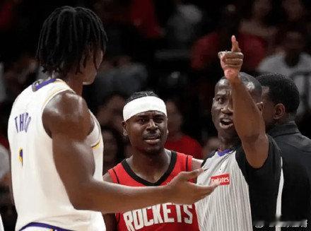 💔 首秀留遗憾！蒂耶罗冲突遭驱逐 东契奇暖心撑腰：罚款我来付湖人客场不敌火箭，