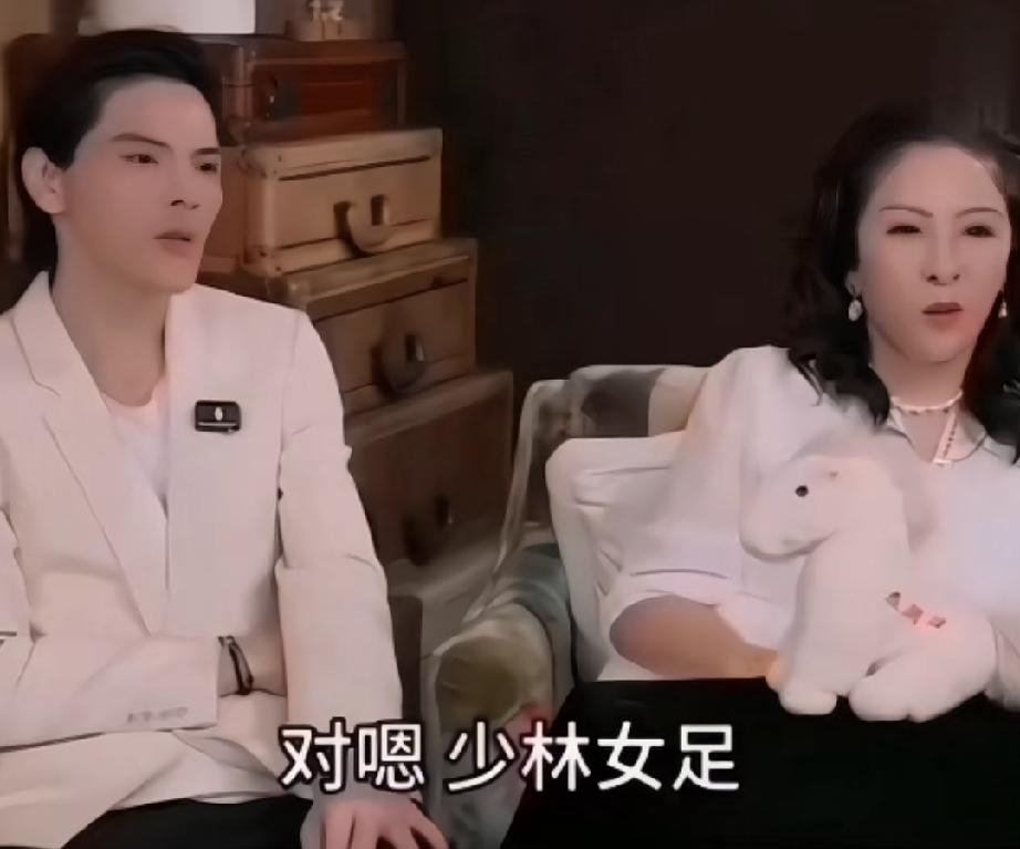 向佐叫大家别看【功夫女足】

向太拍了一下他，笑着说：“我们不学韩红姐，给个面儿