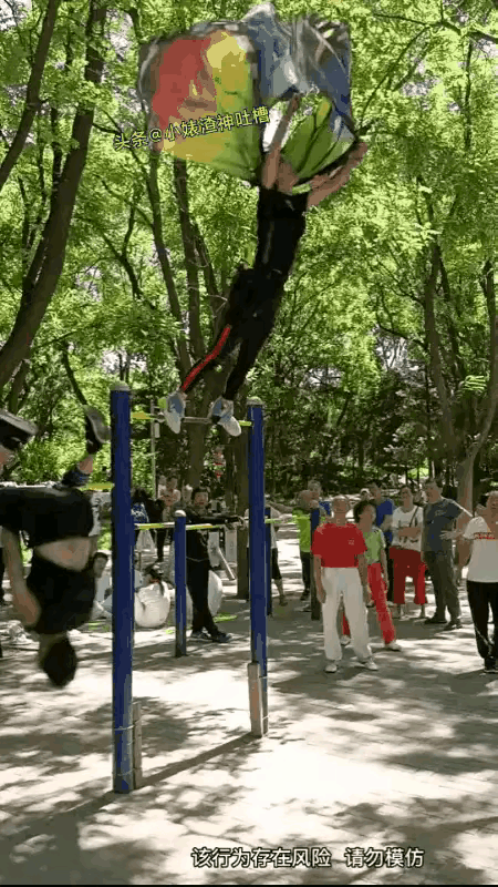 大妈真是乐逍遥
迎风招展采衣飘
一二三四大回还
谁敢过来过几招

大妈肯定是专业