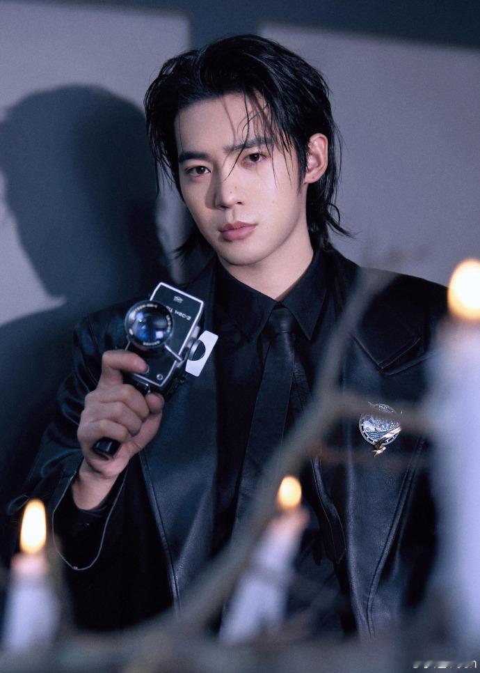 于适网络视听盛典路透 近日在2025网络视听盛典现场，于适被粉丝捕捉到身影。他身