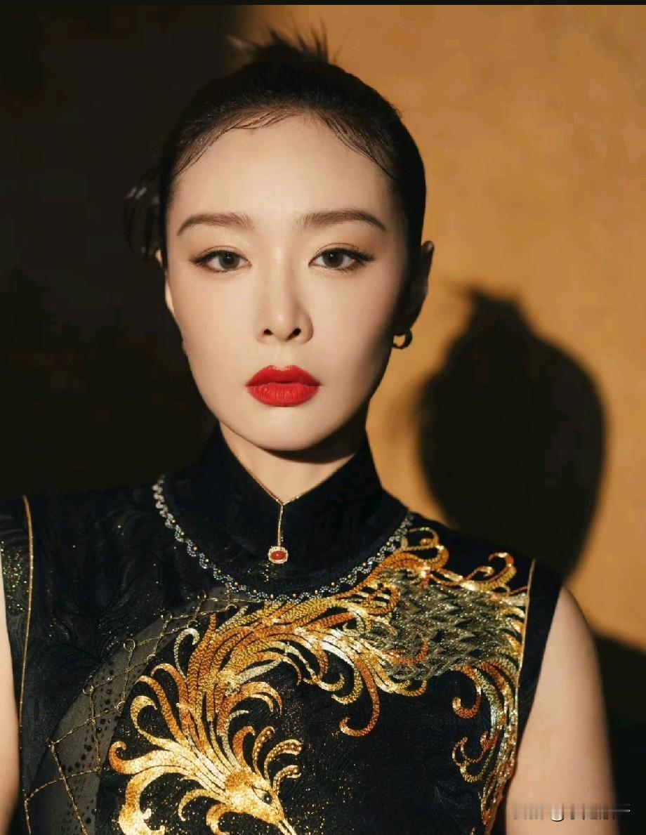 高叶黑金凤凰旗袍造型出圈，如今气场全开愈发强大
 
一组高叶国风旗袍写真曝光，黑