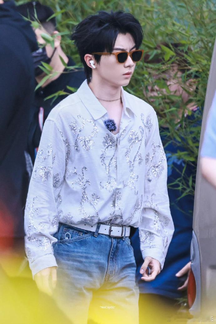 时代少年团港风造型路透🈶全员衬衫look帅气满分，花花公子风已上线🥵娱乐娱乐