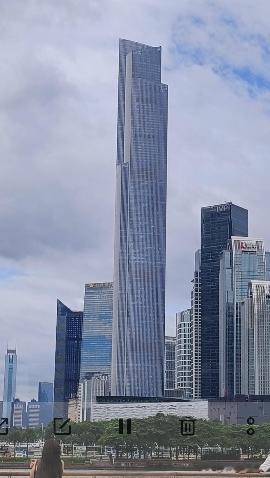 广州塔下实拍对面河上的高楼。