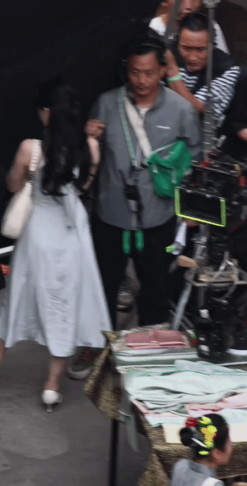 能给迪丽热巴当替身的女孩，也不是一般的美了，能有迪丽热巴三分像也是美女了更别说还