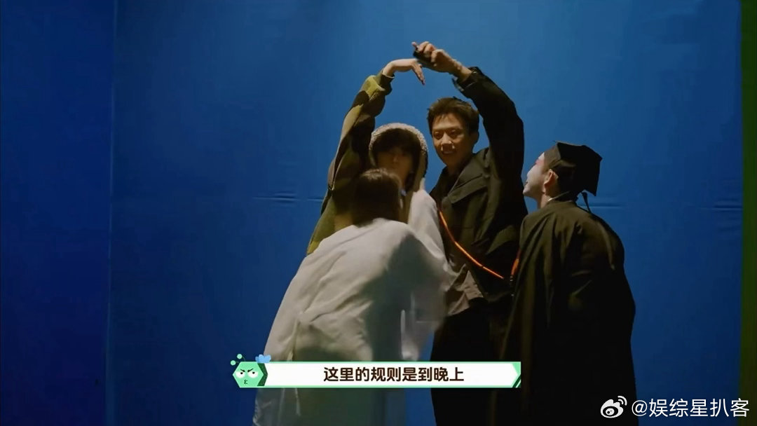 穆祉丞钻到汪铎怀里周五晚高疯突如其来的贴贴让人心动，穆祉丞钻进汪铎怀里，可爱值爆