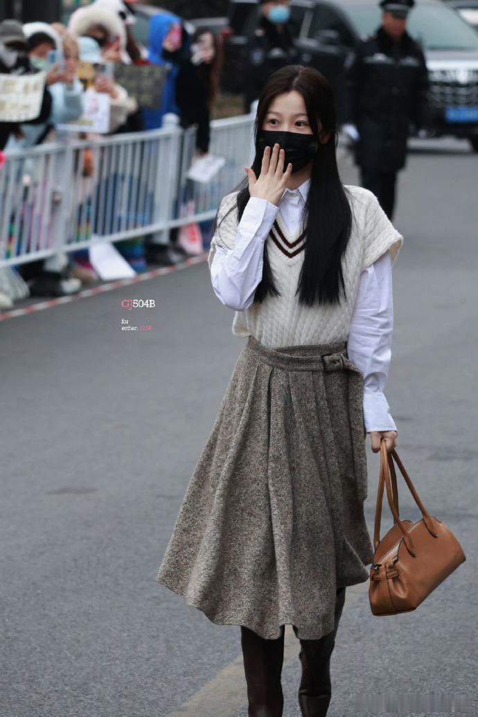 虞书欣白衬衫学院风毛衫look虞书欣温柔学姐风 虞书欣温柔学姐风，虞书欣白衬衫学