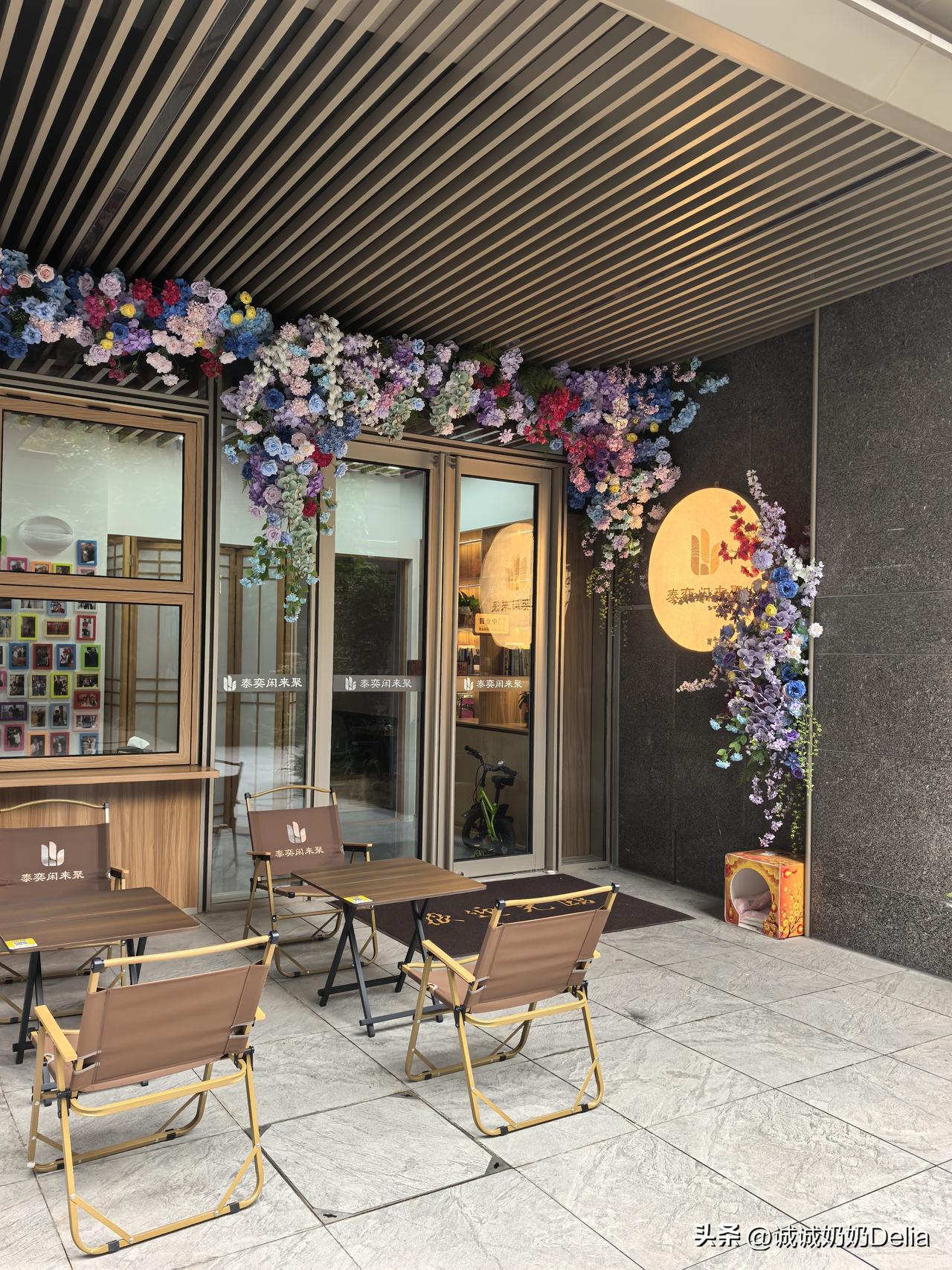 小区的商业慢慢热闹起来了，原先就有一家宠物店，最近又新开了饮品店和理发店，生活配
