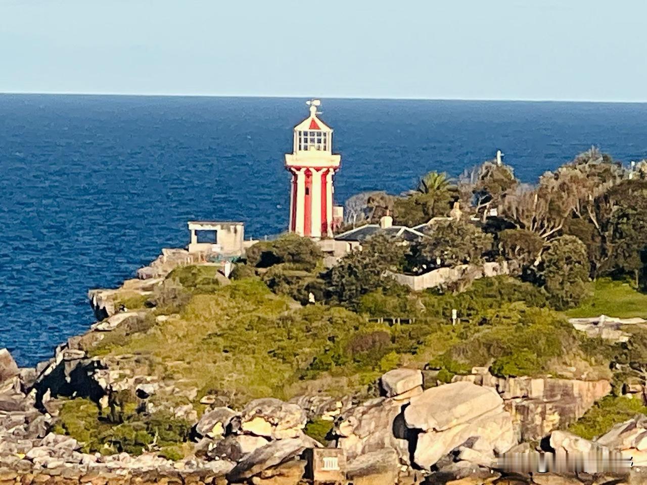 海边灯塔矗立在岩石上，风景美如画海边灯塔打卡地 海边灯塔日出 海中的灯塔 灯塔海