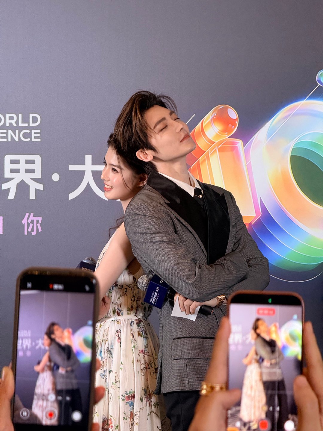 侯明昊艾米回应二搭哈哈哈侯明昊连连摆手的样子我已经脑补出来了：“不要叫哥！求求了