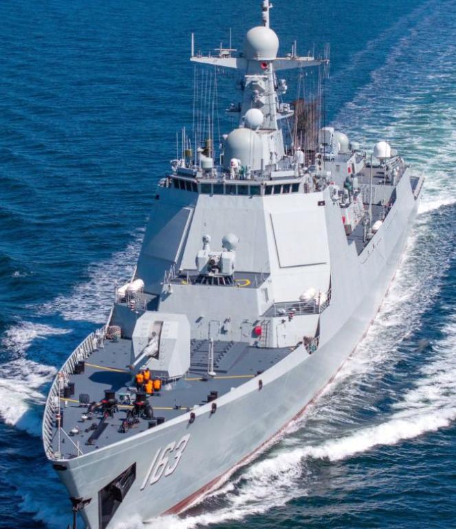 放着全球顶尖的万吨大驱055不造，偏要回头去疯狂下饺子052D？
最近，不少军迷