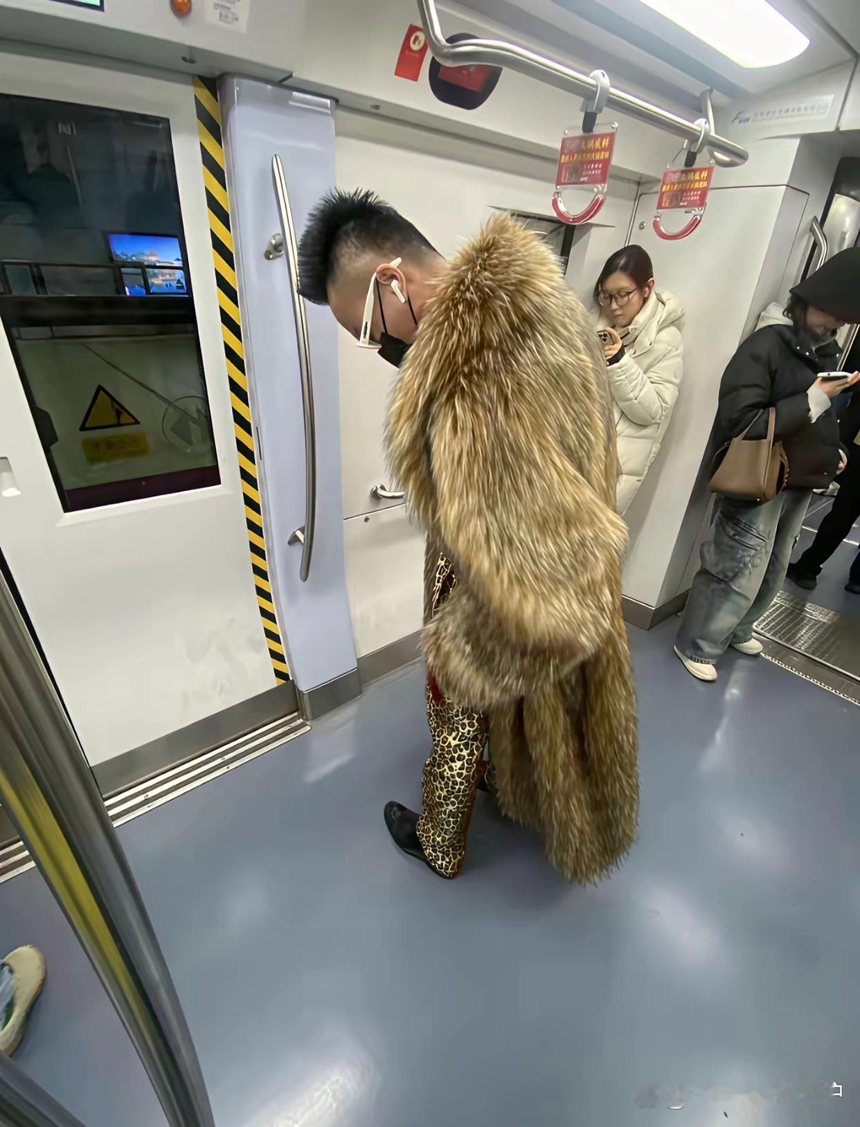 这位大哥的穿着是不是太另类了呀[呲牙]