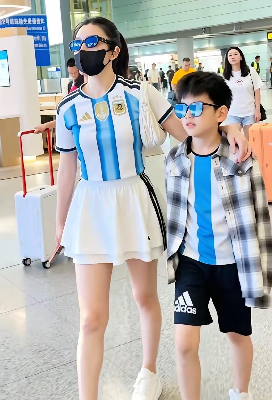 陈妍希带着9岁儿子小星星现身机场被路人抓拍，母子俩还穿上了同款阿根廷球衣出行，看