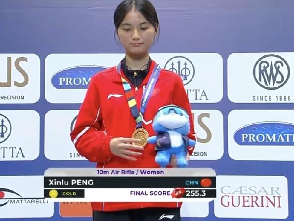 16岁小姑娘太猛了！🇨🇳子弹像长了眼睛  彭鑫露打破女子10米气步枪世界纪录