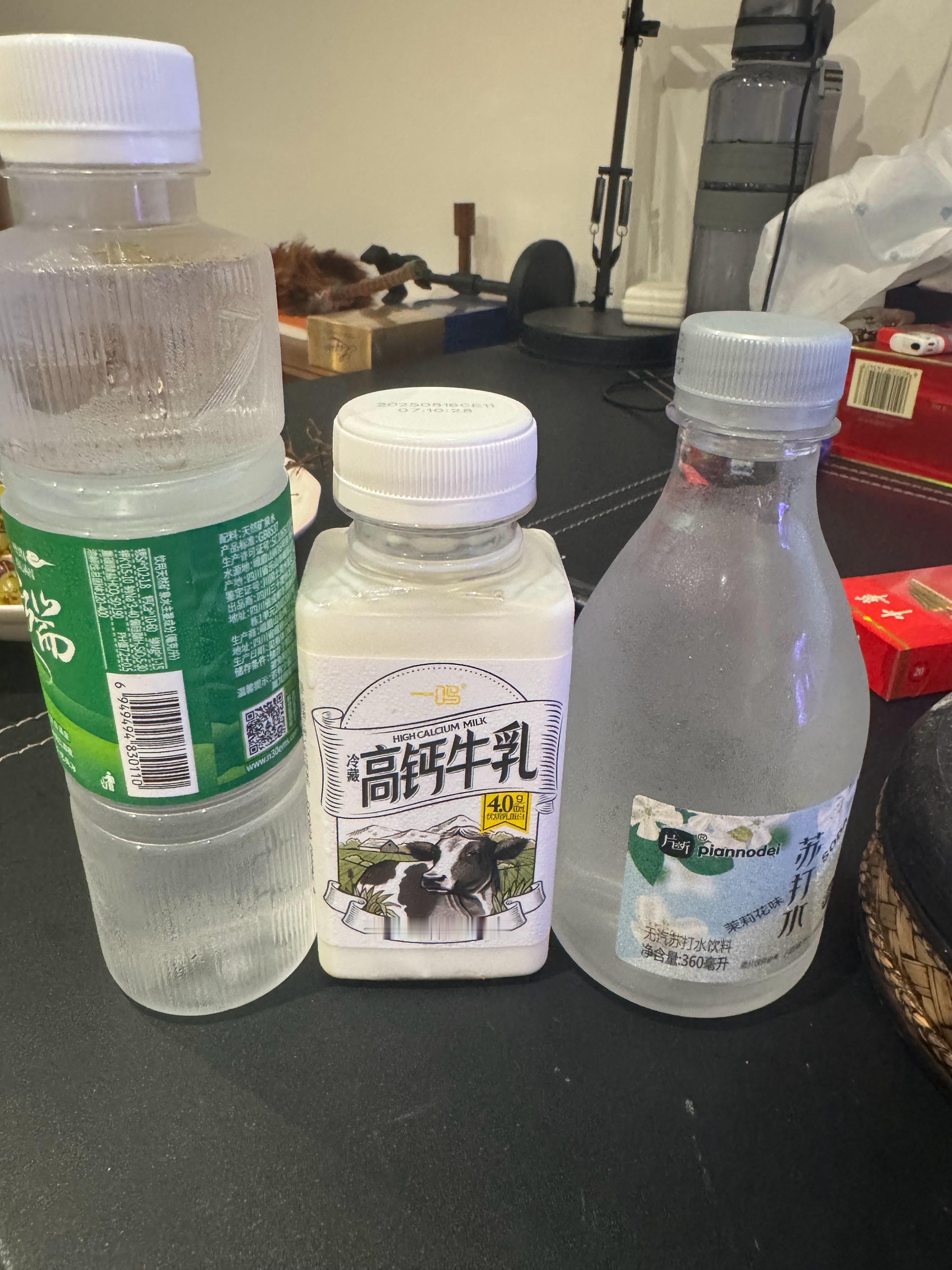 晚上要干点小活儿，需要准备之后几天的文案。准备点儿喝的，除了这还有一点肌酸。 ​