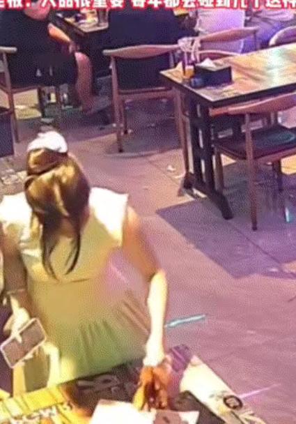 凌晨，女子钻进烧烤店点烤串，仿佛来赴一场“夜宵约会”。老板把串烤得香气四溢，刚端